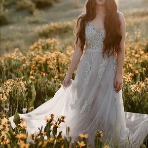 Gorgeous silver gown! Perfect for photoshoots.